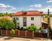 Vila distinctiva,2 intrari separate:locuire multifamiliala,a 