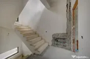 Casa se preda finisata - 4 bai -3 dormitoare - curte - parca 