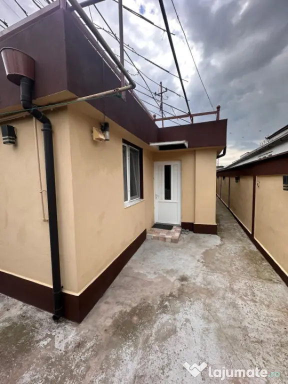 Casa de vanzare, 3 camere, situata in zona CET