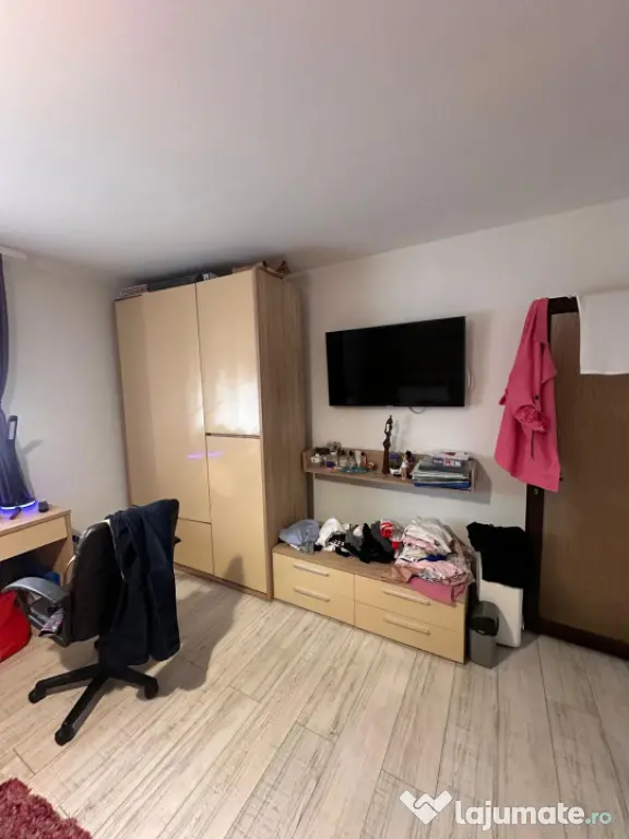 Casa de vanzare, 3 camere, situata in zona CET