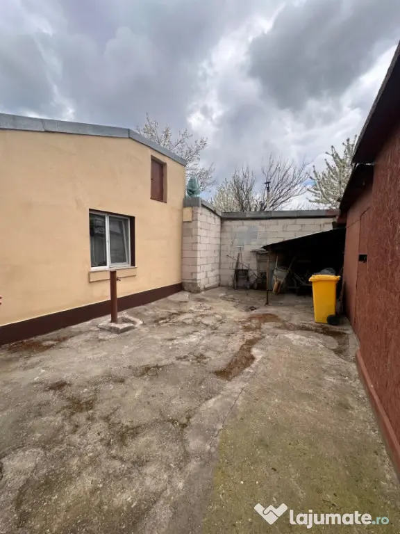 Casa de vanzare, 3 camere, situata in zona CET