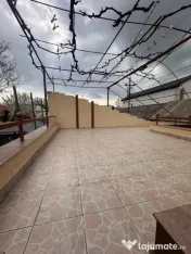 Casa de vanzare, 3 camere, situata in zona CET