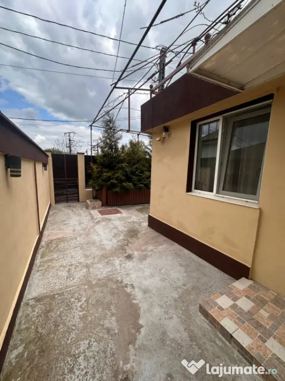 Casa de vanzare, 3 camere, situata in zona CET