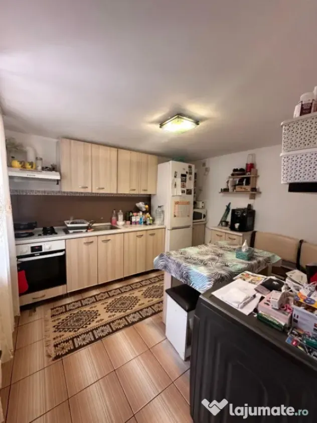 Casa de vanzare, 3 camere, situata in zona CET