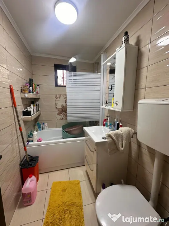 Casa de vanzare, 3 camere, situata in zona CET