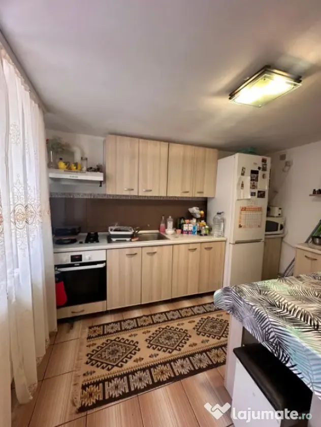 Casa de vanzare, 3 camere, situata in zona CET