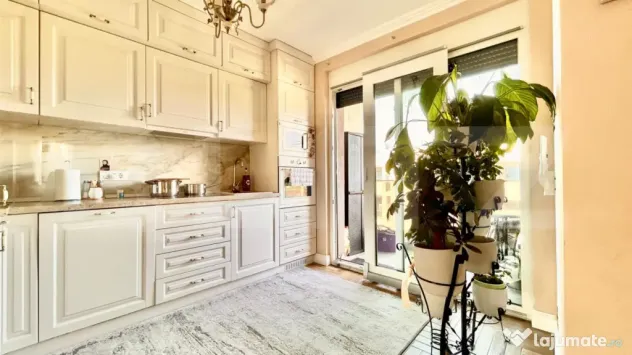 Apartament cu 3 camere, terasă de 77 mp și Jacuzzi, Zona C