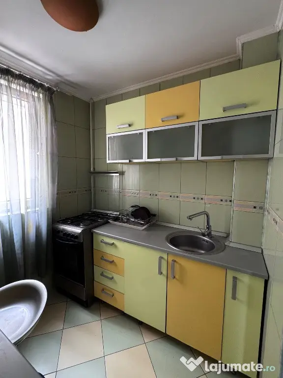 Inchiriez ap 2 camere+ parcare bld C-tin Brancoveanu, sector 4