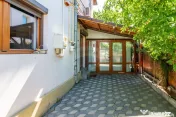 Apartament 4 camere de inchiriat in vila/ parter/ curte p...