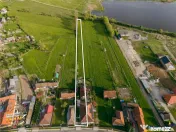 Doua case,un singur camin:spatiu generos si liniste, la marg 
