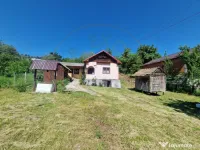 Căsuță autentică românească între două dealuri–col 