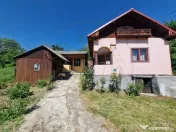 Căsuță autentică românească între două dealuri–col 