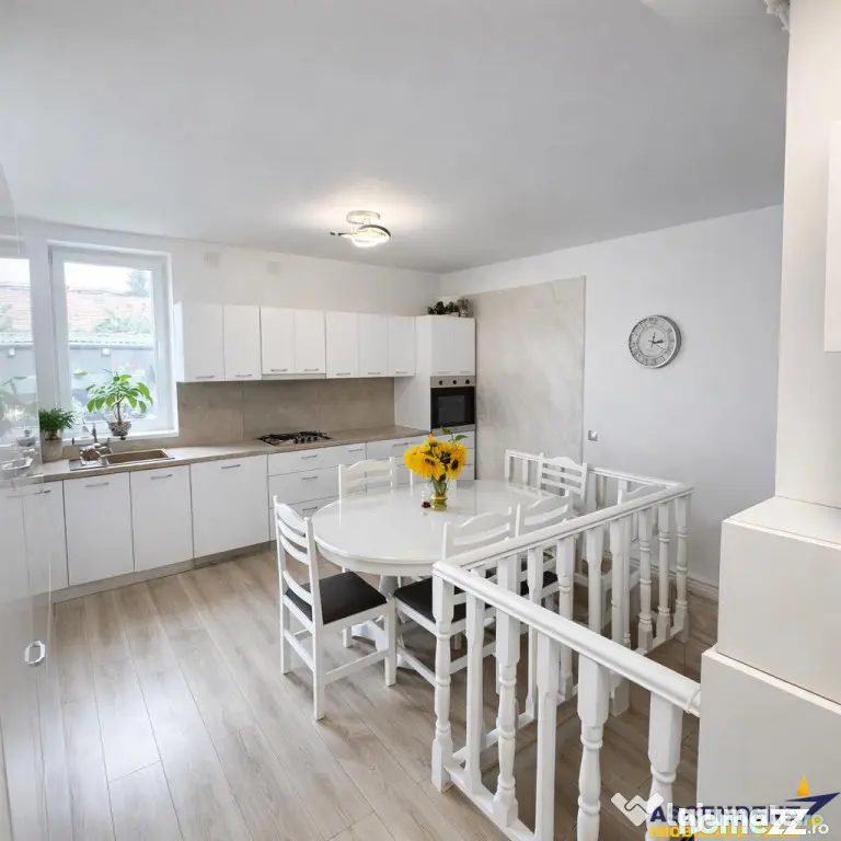 Casa in apreciabil potential,cu terase, curte,gradina echipa