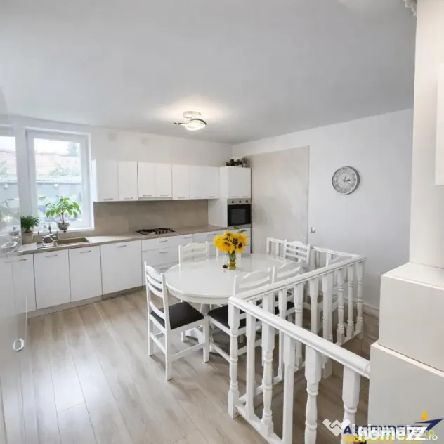 Casa in apreciabil potential,cu terase, curte,gradina echipa