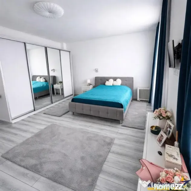 Casa in apreciabil potential,cu terase, curte,gradina echipa