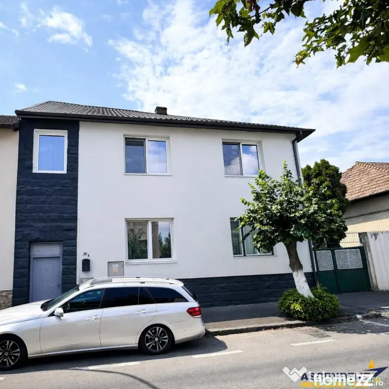 Casa in apreciabil potential,cu terase, curte,gradina echipa