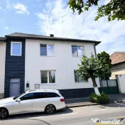 Casa in apreciabil potential,cu terase, curte,gradina echipa