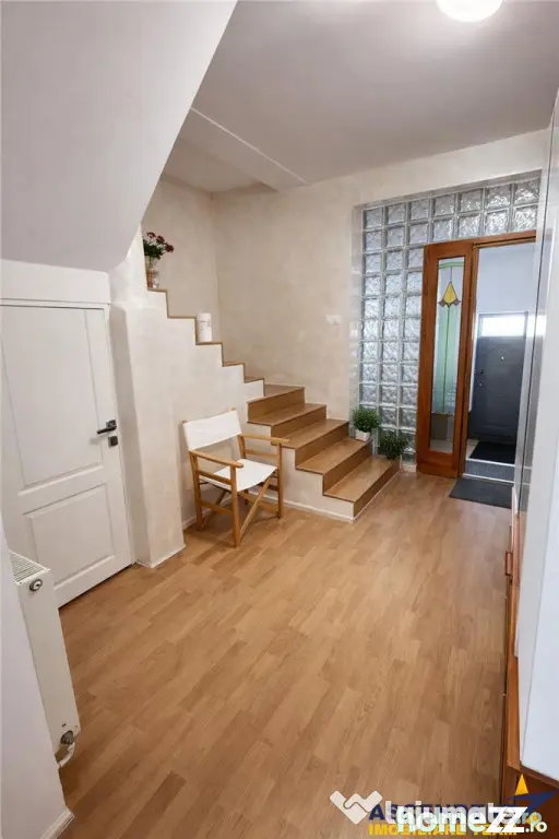 Casa in apreciabil potential,cu terase, curte,gradina echipa