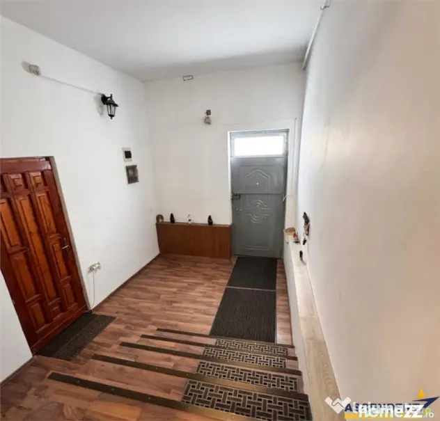 Casa in apreciabil potential,cu terase, curte,gradina echipa