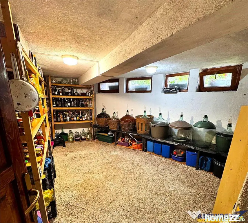 Casa in apreciabil potential,cu terase, curte,gradina echipa
