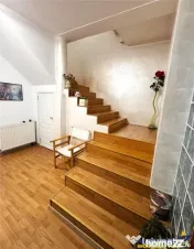 Casa in apreciabil potential,cu terase, curte,gradina echipa