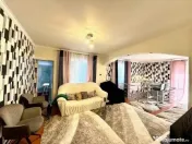Casă cu 5 camere și un teren de 700 mp 