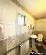 Casă cu 5 camere și un teren de 700 mp 