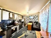 Casă cu 5 camere și un teren de 700 mp 
