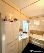 Casă cu 5 camere și un teren de 700 mp 