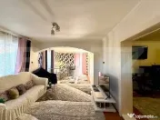 Casă cu 5 camere și un teren de 700 mp 