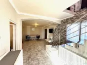 Casă cu 5 camere și un teren de 700 mp 