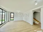 Casa cu 5 camere tip duplex
