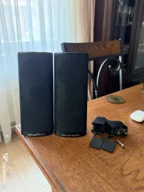 Pereche Boxe Sateliți Harman Kardon (Seria HKTS) + Suporturi Perete Originale