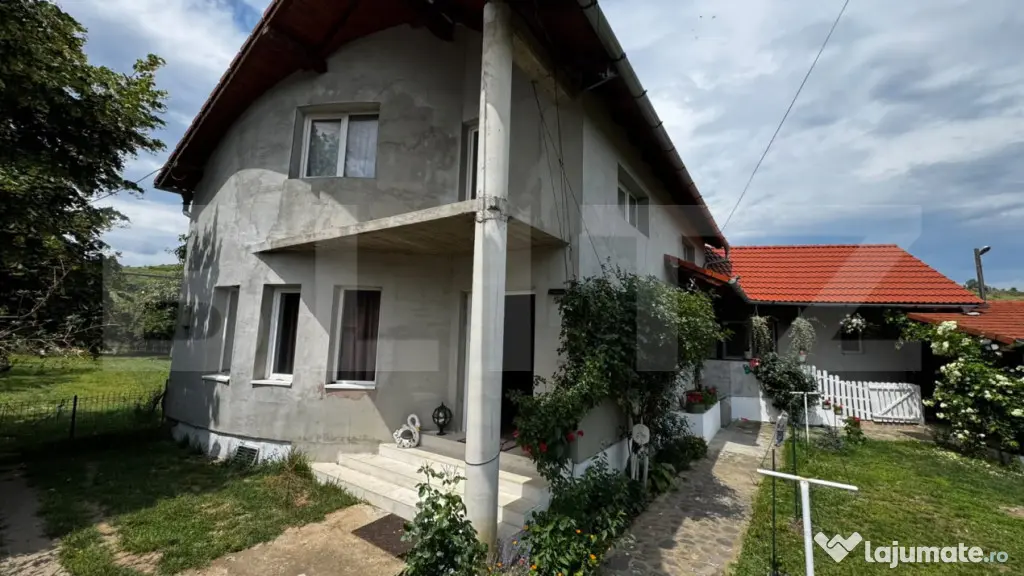 Casă spațioasă cu 4 camere, 150 mp, pivniță și teren d