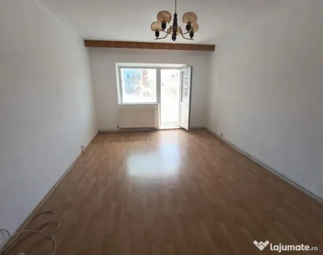 Apartament cu 4 camere, decomandat - zona Bartolomeu