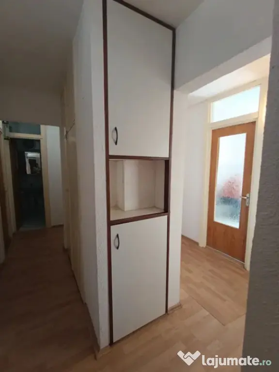 Apartament cu 4 camere, decomandat - zona Bartolomeu
