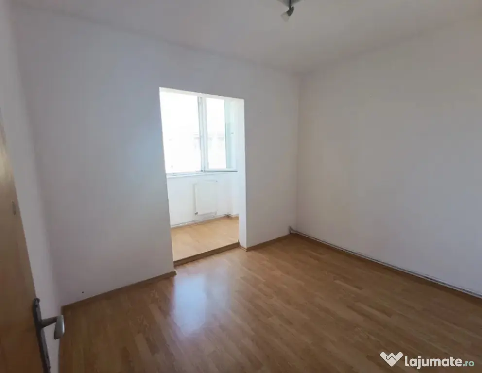 Apartament cu 4 camere, decomandat - zona Bartolomeu