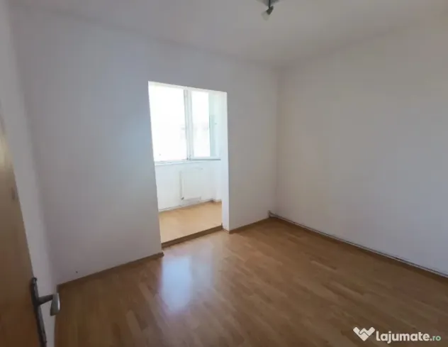 Apartament cu 4 camere, decomandat - zona Bartolomeu