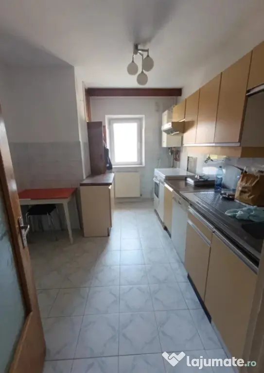 Apartament cu 4 camere, decomandat - zona Bartolomeu