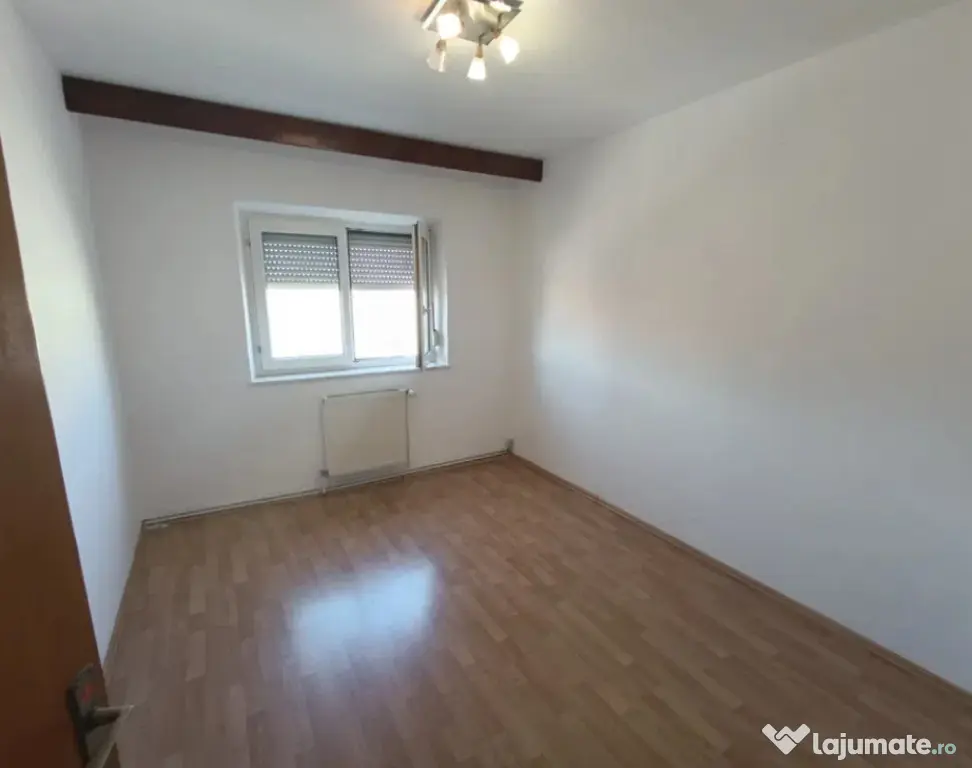 Apartament cu 4 camere, decomandat - zona Bartolomeu
