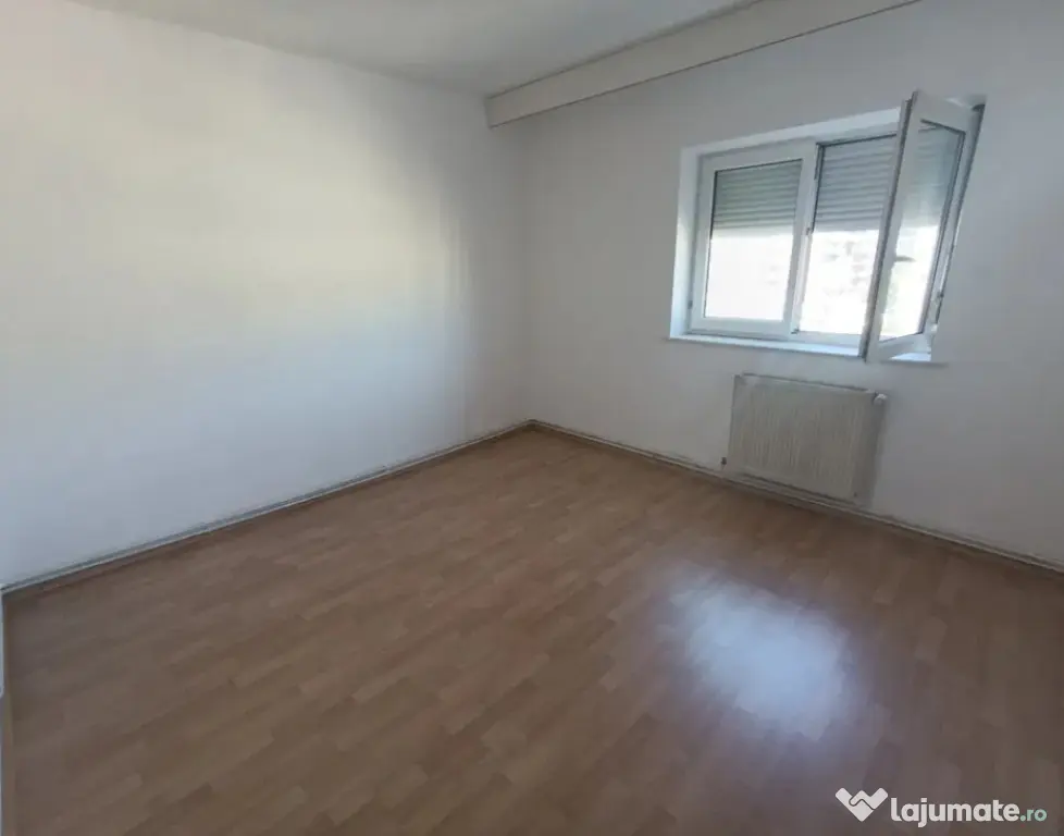 Apartament cu 4 camere, decomandat - zona Bartolomeu