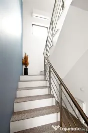 Casă modernă P+1 cu panouri fotovoltaice, complet mobil...