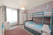 Casă modernă P+1 cu panouri fotovoltaice, complet mobil...