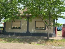 Vand casa din caramida, la strada principala, in Sannicolau Mare