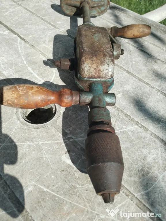 Bormasina manuala românească