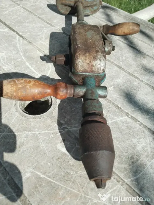 Bormasina manuala românească