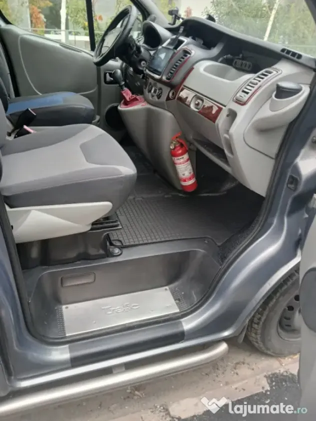 De vanzare Renault trafic pasager 8+1 locuri