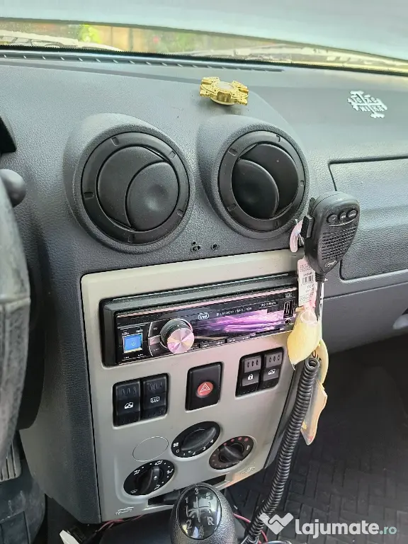 Dacia Logan ținută în garaj