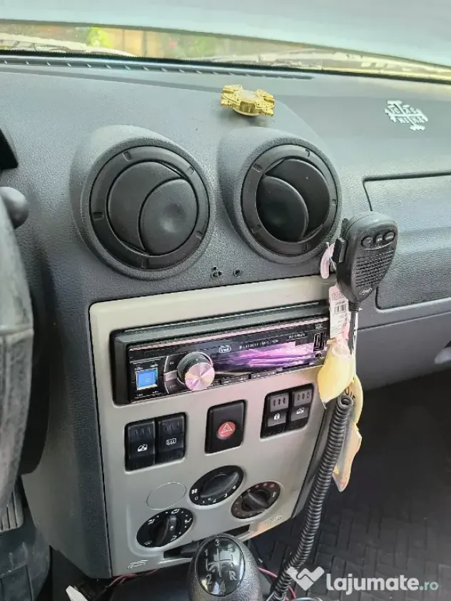 Dacia Logan ținută în garaj