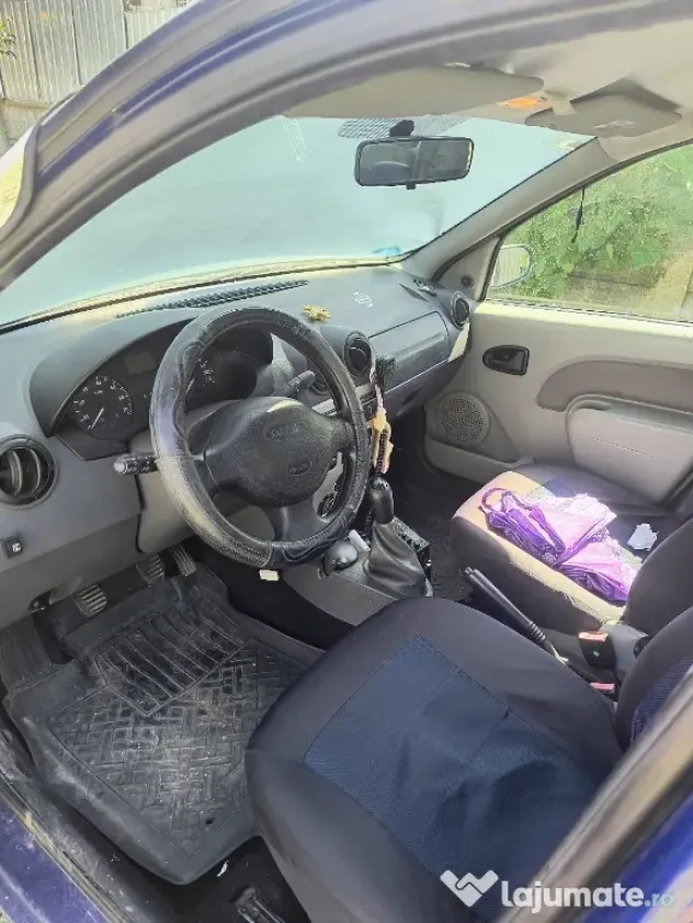Dacia Logan ținută în garaj